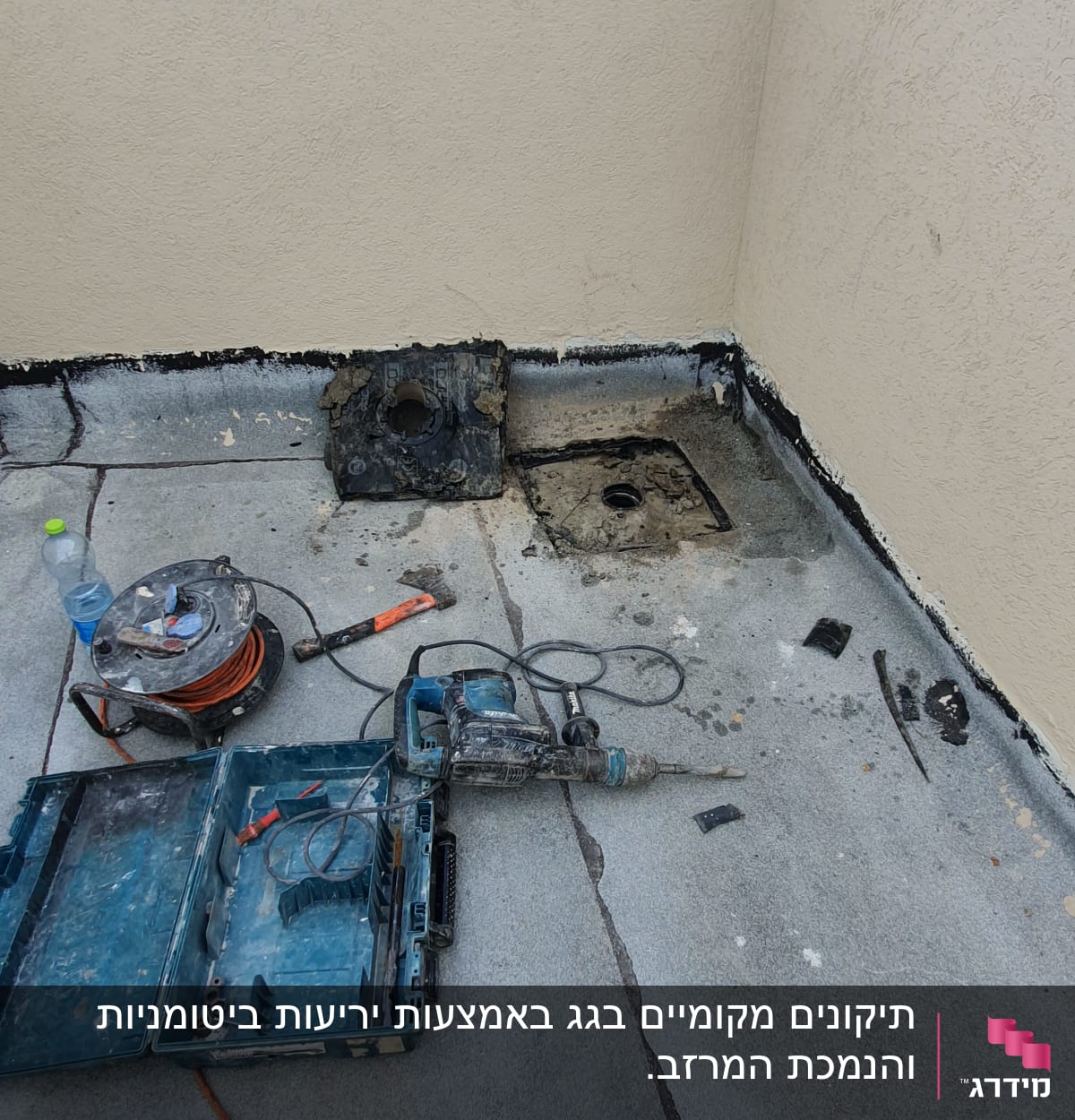 כלי עבודה לאיטום גג, כולל מקדחה וכבל חשמלי